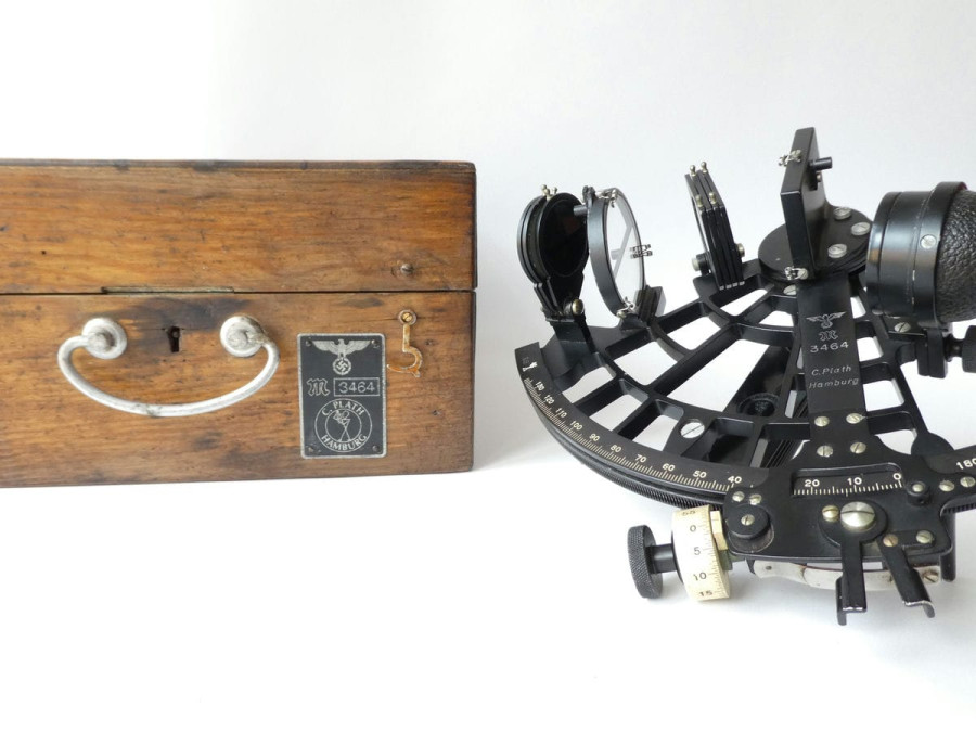 WW2. KRIEGSMARINE SEXTANT BY PLATH HAMBURG 1940