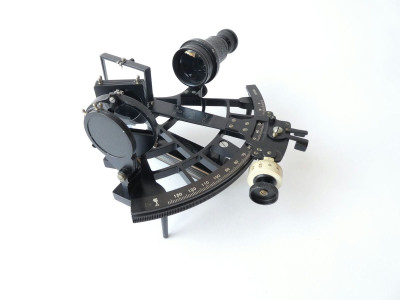 WW2. KRIEGSMARINE SEXTANT BY PLATH HAMBURG 1940